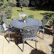 Tuinset Alice: Ronde Tafel met 4 Rose Stoelen en Groene Kussens